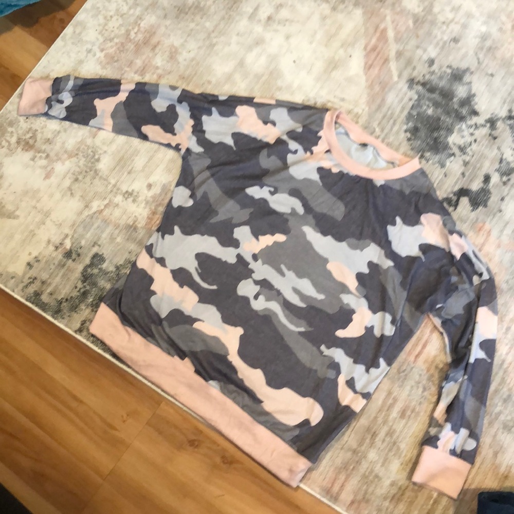 Long sleeve shirt with pink and gray army print